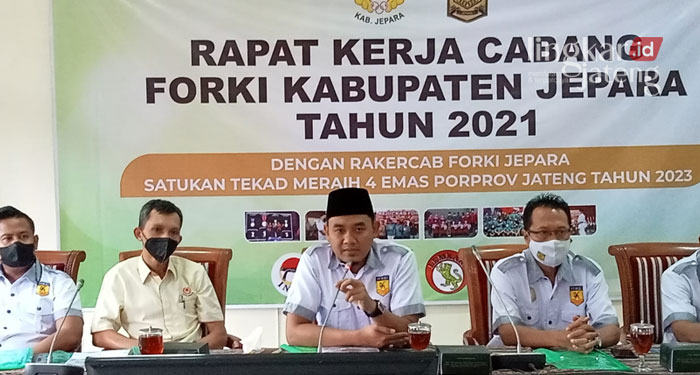 FORKI Jepara Targetkan 4 Emas Porprov Jateng 2023 25 Ketua Forki Jepara Haizul Ma'arif memimpin Rakercab FORKI dalam tema “Satukan Tekad Raih 4 Emas Porprov Jateng 2023” di ruang serbaguna DPRD Jepara, Sabtu (12/2).