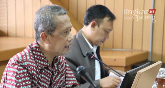 CMJT Bersama Biro Hukum Setda Jateng Gelar Rapat Penyempurnaan Raperda 25 RAPAT: Ketua Pansus, sekaligus Ketua Komisi C DPRD Jateng, Bambang Haryanto saat rapat dengan jajaran CMJT dan Biro Hukum Setda Provinsi Jateng di Ruang Rapat Komisi C, Rabu (2/2). (Istimewa/Lingkarjateng.id)