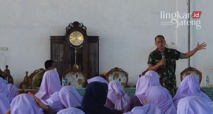SOSIALISASI: Kodim 0715 Kendal mensosialisasikan perekrutan TNI melalui jalur santri.
