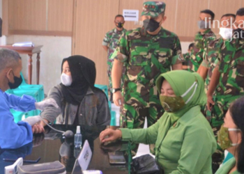 VAKSINASI: Komandan Kodim 0715 Kendal, Letkol Inf Misael Marthen Jenry Polii saat meninjau vaksinasi booster. (Unggul Priambodo/Lingkarjateng.id)
