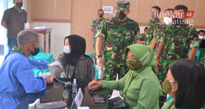 VAKSINASI: Komandan Kodim 0715 Kendal, Letkol Inf Misael Marthen Jenry Polii saat meninjau vaksinasi booster. (Unggul Priambodo/Lingkarjateng.id)