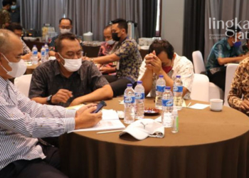 DISKUSI: Komisi C DPRD Provinsi Jateng dan jajaran manajemen BPR BKK Kudus membahas kinerja perbankan.