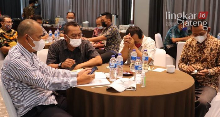 DISKUSI: Komisi C DPRD Provinsi Jateng dan jajaran manajemen BPR BKK Kudus membahas kinerja perbankan.