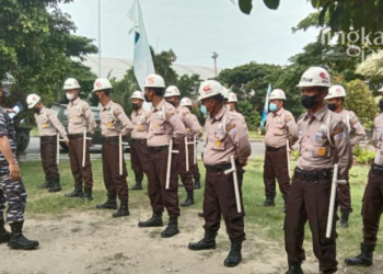 MENYAMPAIKAN: Sosialisasi pembentukan Komponen Cadangan Matra laut kepada satpam PLTU PJB Rembang. (R. Teguh Wibowo/Lingkarjateng.id)