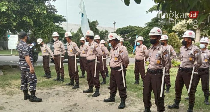 MENYAMPAIKAN: Sosialisasi pembentukan Komponen Cadangan Matra laut kepada satpam PLTU PJB Rembang. (R. Teguh Wibowo/Lingkarjateng.id)