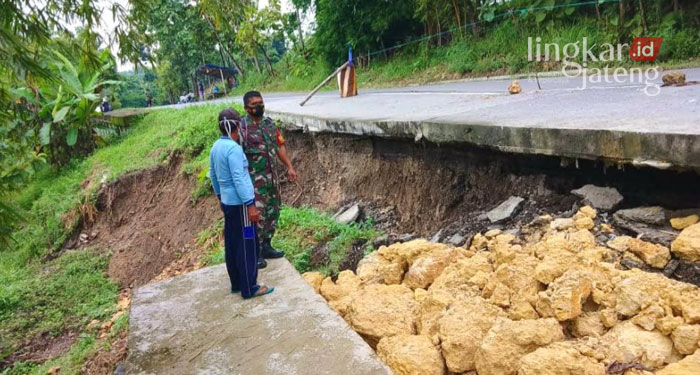 LONGSOR: Kondisi jalan yang mengalami longsor di Desa Ngembak, Kecamatan Kedungjati, Kabupaten Grobogan, Kamis (10/2).