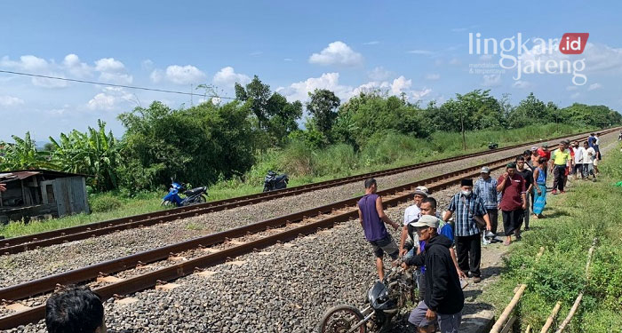 POTRET: Korban tertabrak KA di perlintasan Desa Karangmulyo Pegandon dievakuasi ke rumah sakit.