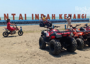 RAMAI: Pantai Indah Kemangi sebagai destinasi wisata milik Desa Jungsemi.