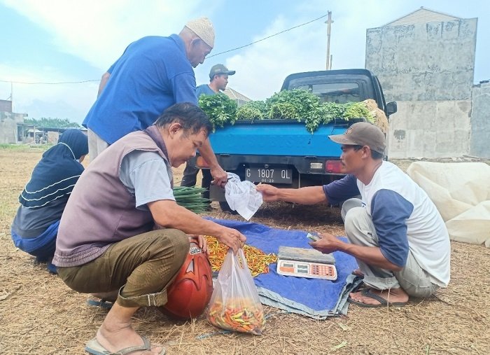 Dilarang Jualan, Penjual di Kendal Pindah Lapak 25 JUAL BELI: Pedagang sayur melayani pembeli di Pasar Gelora, lokasi baru pasar sayur siang hari. (Unggul Priambodo/Lingkarjateng.id)