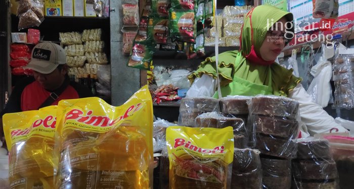 Dindagkop UKM Rembang Temukan Kecurangan Pedagang Minyak Goreng 25 ILUSTRASI: Pedagang minyak goreng kemasan di Pasar Kota Rembang.