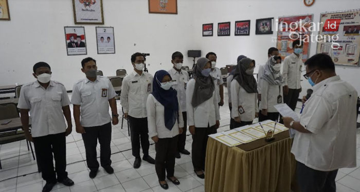 Pelaksanaan Penandatanganan Pakta Integritas oleh Pegawai KPU Kabupaten Demak di Aula KPU Kabupaten Demak, Senin (14/2).