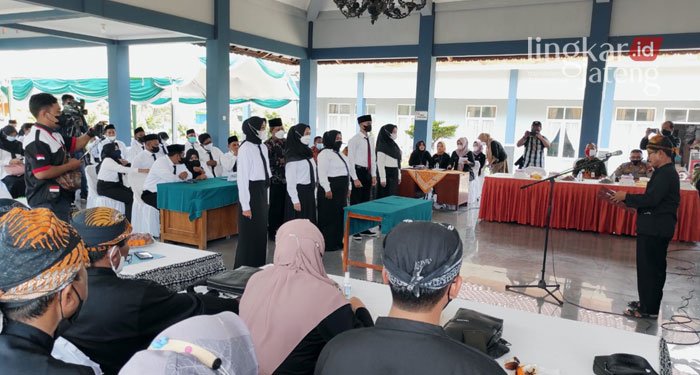 KHIDMAT: Pelantikan calon perangkat desa di Kecamatan Cepu, Kabupaten Blora, beberapa waktu lalu.