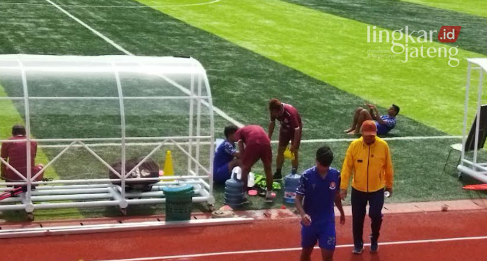 LATIHAN: Pelatih dan para pemain klub Persipa Pati yang keluar lapangan usai latihan di Stadion Joyokusumo Pati.