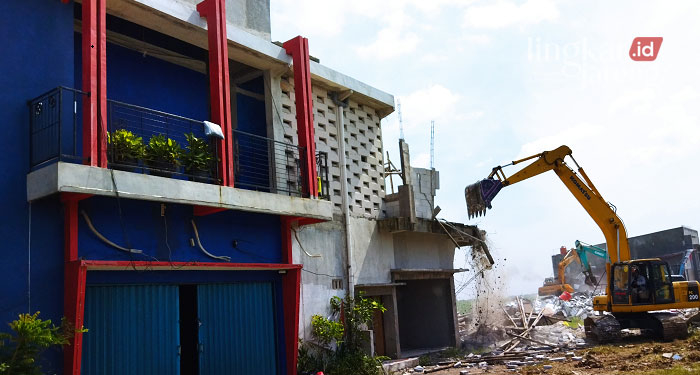 MUI Pati Apresiasi Pembongkaran Lorong Indah 25 ROBOH: Pemkab kerahkan alat berat untuk merobohkan kawasan Lorong Indah LI di Pati.