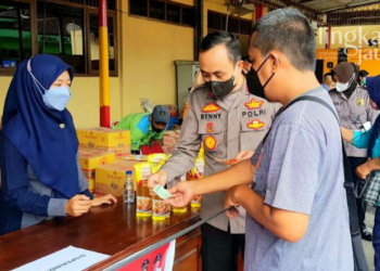 Pemkab Grobogan bersama Polres Grobogan menggelar bazar minyak goreng dengan harga murah di Mapolres Grobogan, Rabu (23/2).