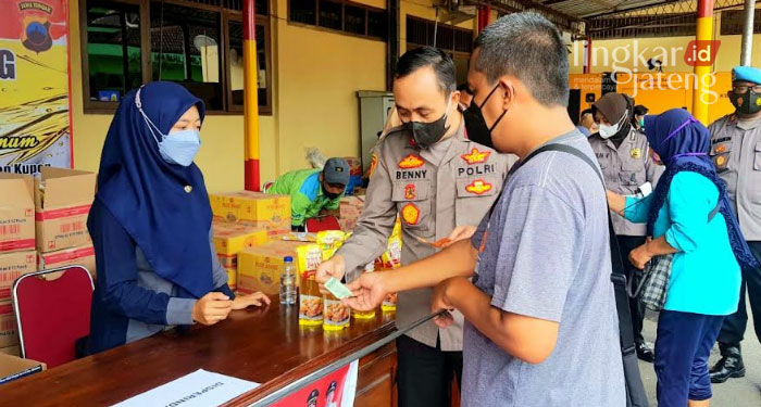 Pemkab Grobogan bersama Polres Grobogan menggelar bazar minyak goreng dengan harga murah di Mapolres Grobogan, Rabu (23/2).