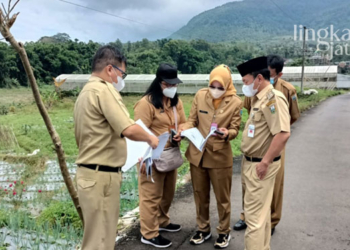 MENINJAU: Wakil Bupati Semarang, H. M. Basari saat meninjau lokasi aset tanah dan bangunan di Ambarawa, Senin (14/2).