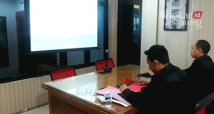 MENUNTUT: Penuntut Umum Kejaksaan Negeri Grobogan saat membacakan tuntutan atas kasus pembunuhan yang dilakukan oleh Ariyanto Nico Pamungkas. (Muhamad Ansori/Lingkarjateng.id)