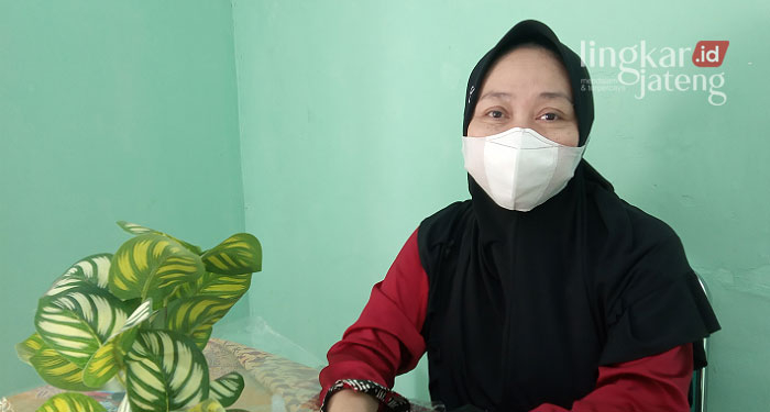 Penyuluh Agama Islam Kecamatan Margorejo, Lin Eti Afia menjelaskan rencana kegiatan khitan massal secara gratis.