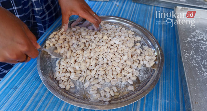 PRODUKSI: Salah satu perajin di Kabupaten Demak meracik olahan untuk membuat tempe. (M. Elang Ade Iswara/Lingkarjateng.id)