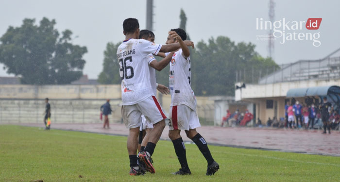 Para pemain Persipa Pati merayakan gol yang dicetak ke gawang PS Bangka Setara, baru-baru ini.
