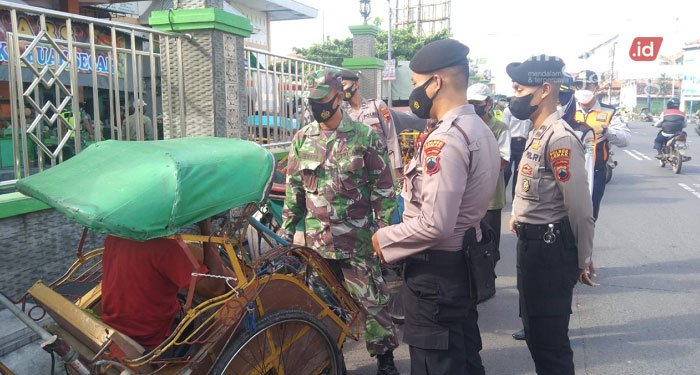 Dishub Demak Bersama TNI-Polri Gelar Operasi Yustisi Penertiban Prokes 25 MENERTIBKAN: Petugas gabungan dari Kodim 0716/Demak, Polres Demak dan Dishub Demak menertibkan masyarakat yang ada di Pasar Bintoro untuk menggunakan masker.