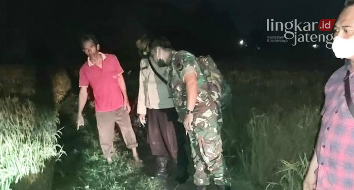 Pasangan Suami Istri di Toroh Grobogan Tewas Tersambar Petir 25 MENYELIDIKI: Petugas sedang menunjukkan lokasi kedua korban tersambar petir, di Desa Katong, Grobogan, baru-baru ini.