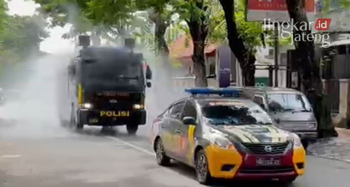 PENYEMPROTAN: Polres Kudus saat melakukan penyemprotan disinfektan massal di beberapa jalan.