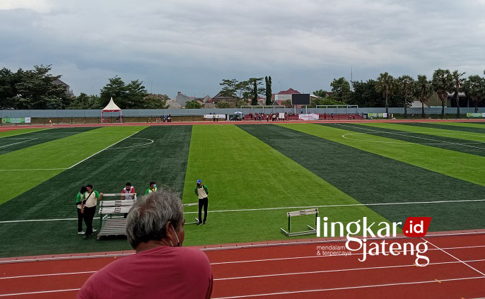 SEMANGAT: Seorang pengujung melihat jalannya lomba Kejurprov Jateng 2022 di tribun Stadion Joyo Kusumo Pati, Minggu (13/2). (Sifa/Lingkarjateng.id)