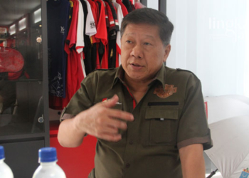 MENYAMPAIKAN: Program Director Bakti Olahraga Djarum Foundation, Yoppy Rosimin saat memberikan penjelasan.