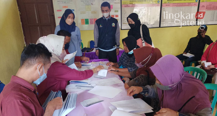 Proses penyaluran bantuan kepada anak terdampak Covid-19 di Kabupaten Semarang.
