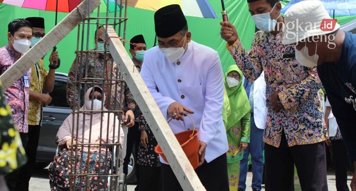 RSI Arafah Rembang Mulai Bangun ICU dan Masjid 25 SIMBOLIS: Peletakan batu pertama Masjid Asy-Syifa dan Gedung ICU di RSI Arafah Rembang.