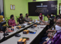 Waspada Varian Omicron, Pemkab Demak Aktifkan PPKM Berbasis Mikro 29 RAKOR: Rakor melalui Vidcon Antisipasi Lonjakan Kasus Covid-19 Varian Omicron di Kabupaten Demak di Ruang Percepatan Covid-19 Command Center, Rabu (9/2).