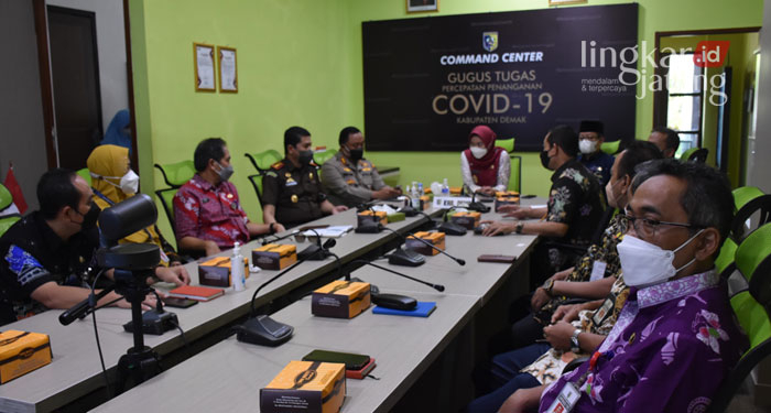RAKOR: Rakor melalui Vidcon Antisipasi Lonjakan Kasus Covid-19 Varian Omicron di Kabupaten Demak di Ruang Percepatan Covid-19 Command Center, Rabu (9/2).