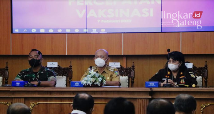 Cegah Omicron, Bupati Jepara Rapatkan Barisan Satgas 25 KOORDINASI: Rapat koordinasi Evaluasi Penanganan Covid-19 di Kabupaten Jepara berlangsung di Gedung Shima Setda Jepara, Senin (7/2).
