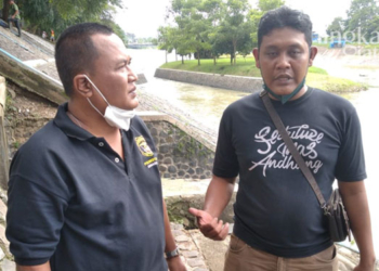 TEGAR: Noviadi, paman korban saat memberikan kesaksian kepada wartawan.