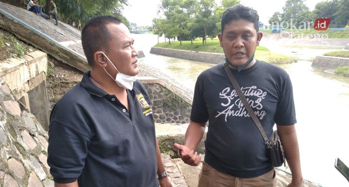 Remaja 15 Tahun Ditemukan Meninggal di Sungai Banjir Kanal Barat Semarang 25 TEGAR: Noviadi, paman korban saat memberikan kesaksian kepada wartawan.