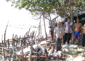 MENINJAU: Pihak Badan Penanggulangan Bencana Daerah (BPBD) Kabupaten Rembang saat meninjau lokasi abrasi sebelum pandemi Covid-19.