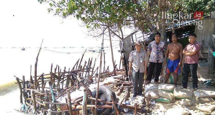 Kabupaten Rembang Terima Anggaran Rp 19,2 Miliar untuk Tangani Abrasi 25 MENINJAU: Pihak Badan Penanggulangan Bencana Daerah (BPBD) Kabupaten Rembang saat meninjau lokasi abrasi sebelum pandemi Covid-19.