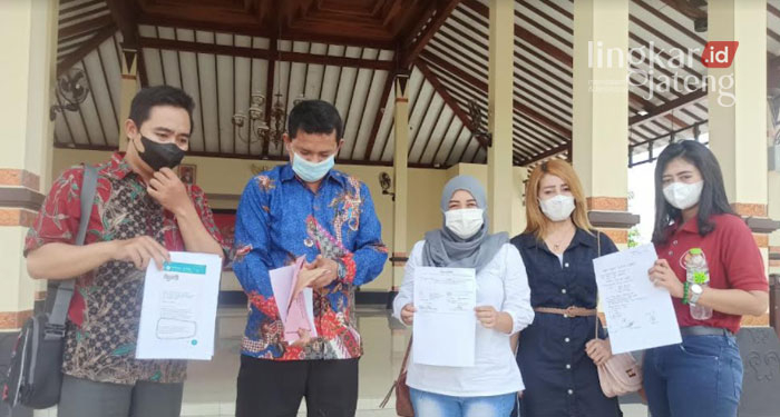MELAPOR: Luluk dan kuasa hukumnya, Joko Santoso melapor ke Polres setempat