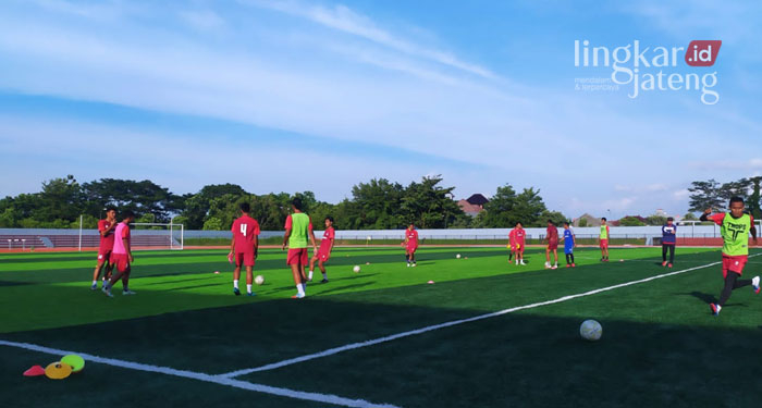 Sejumlah pemain muda Persipa Pati melakukan latihan di atas rumput Stadion Joyokusumo Pati beberapa waktu lalu.