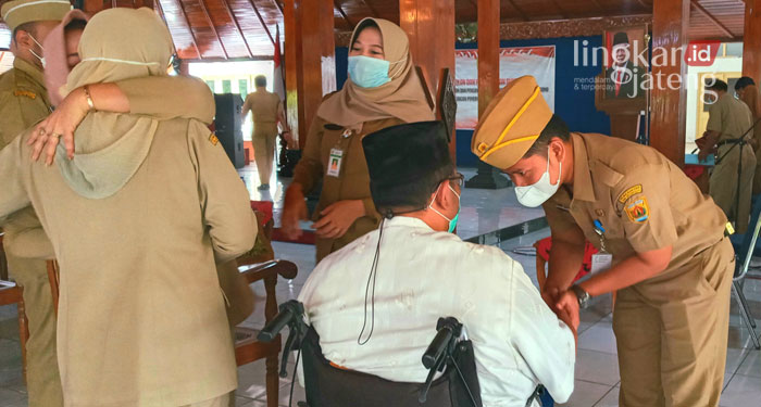 PELANTIKAN: Rustamaji saat berjabat tangan dengan M. Arif Efendi, usai acara pelantikan di Pendopo, Kabupaten Grobogan, Senin (14/2).