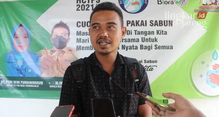 MENJELASKAN: Salah satu eks peserta Perades Blora, Satryo memberikan keterangan pada awak media.