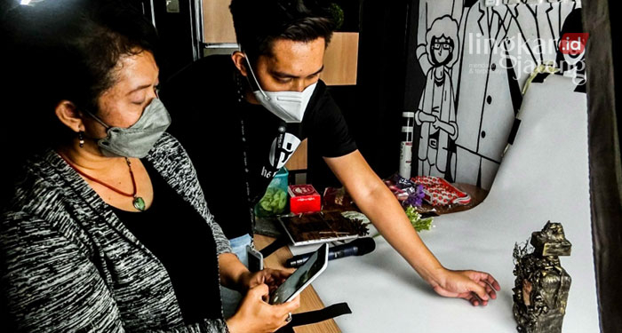 DISKUSI: Salah satu peserta pelatihan saat berdiskusi dengan anggota Harjita Kota Semarang.