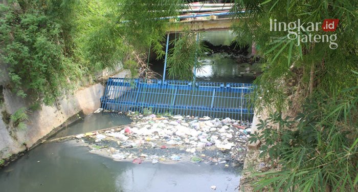 Sampah menumpuk di bantaran Sungai Grojogan, Kabupaten Blora.