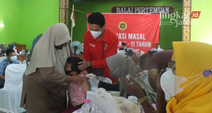 VAKSINASI: Sejumlah siswa saat mengikuti vaksinasi di Balai Desa Boloh, Toroh, Grobogan.