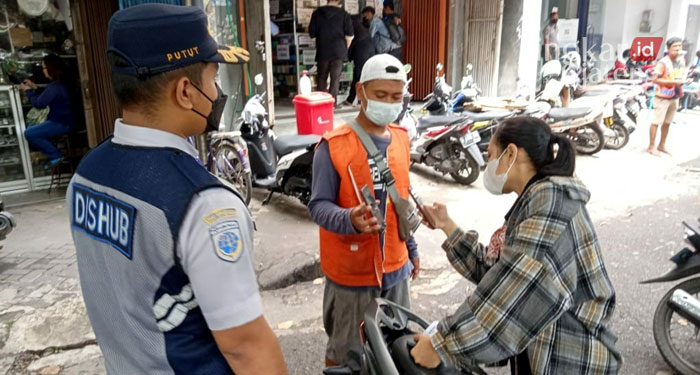 Dishub Semarang Tambah Titik Uji Coba Parkir Elektronik 25 Seorang pengendara yang sedang membayar parkir secara elektronik.