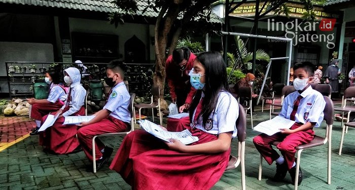 Kasus Covid-19 Melonjak, PTM di Semarang Dihentikan Pekan Depan 25 TERTIB: Suasana vaksinasi anak usia 6-11 tahun di SD Negeri Pekunden beberapa waktu yang lalu.