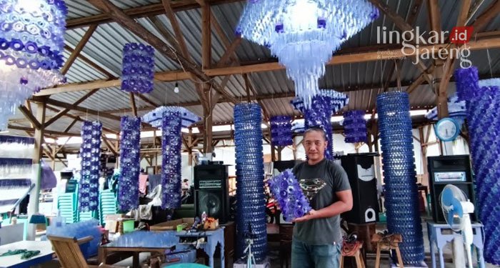 ESTETIK: Teguh Proyombodo, perajin kap lampu yang memamerkan hasil karyanya dari limbah botol plastik