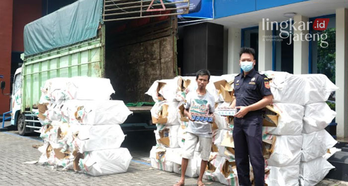 MENINDAK: Tim Bea Cukai Kudus saat melakukan penindakan rokok ilegal.